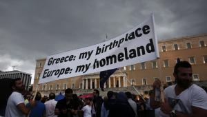 Grecy demonstrujący swoje poparcie dla Unii Europejskiej
