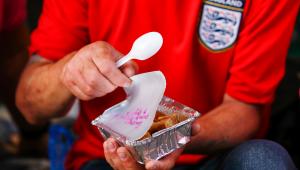Mężczyzna otwiera posiłek, który dostał od organizacji charytatywnej Friends of Essex & London Homeless