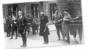 Warta studentów w Warszawie. Obok stoi dwóch rozbrojonych niemieckich żołnierzy, listopad 1918 r. fot. NAC